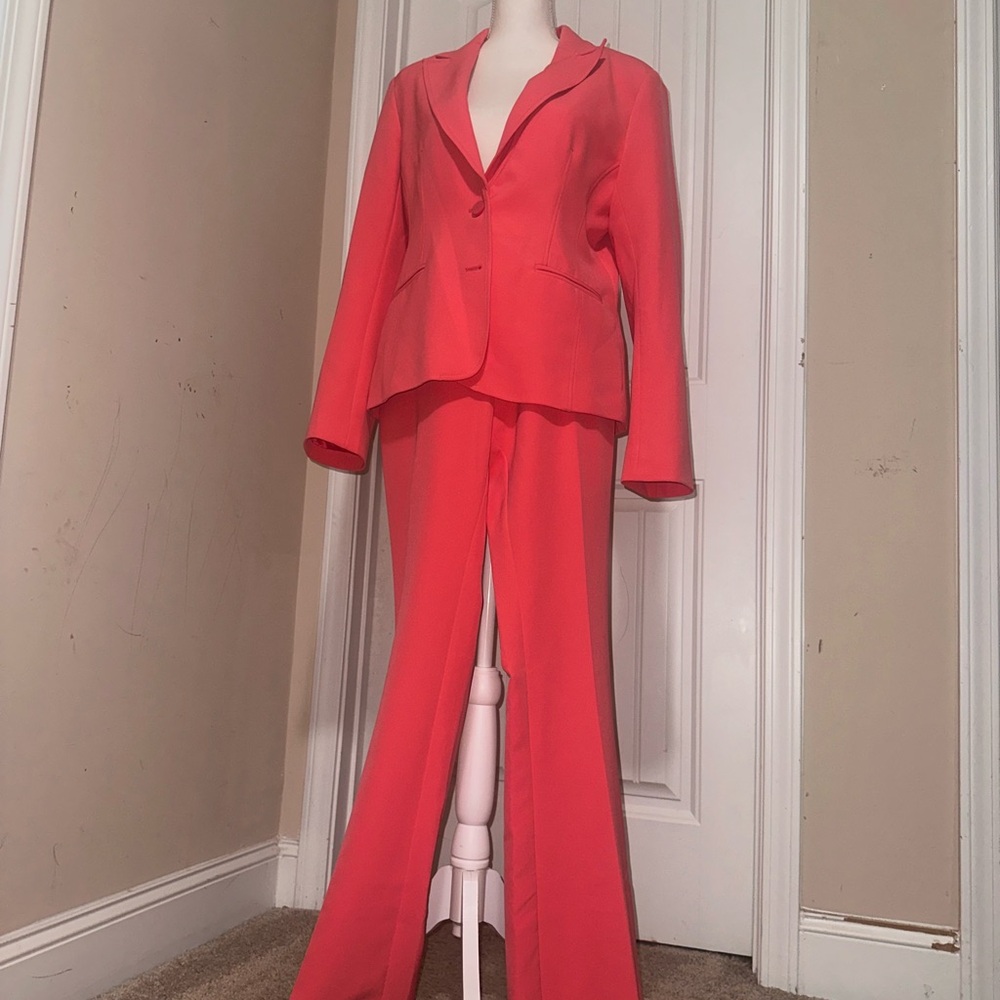 New York and Company by Eva Mended 2 piece Chic Coral Pantsuit